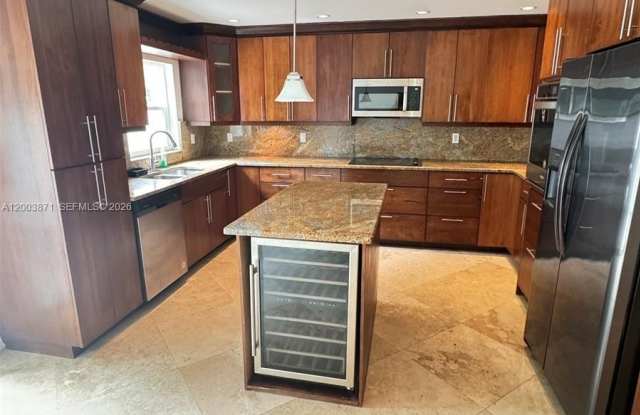 3920 Woodside Dr photos photos