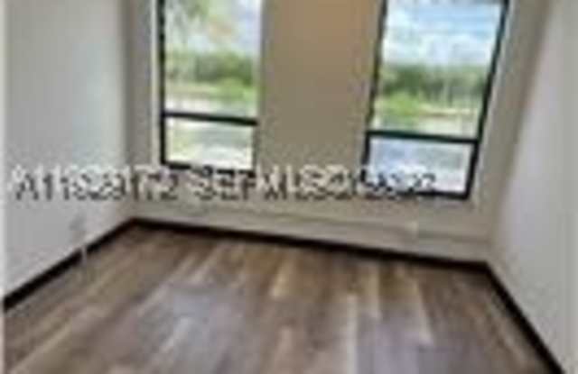 2001 N Dixie Hwy Gallery 2