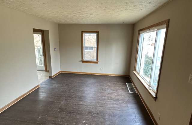 1617 Spring Ave Ne photos photos