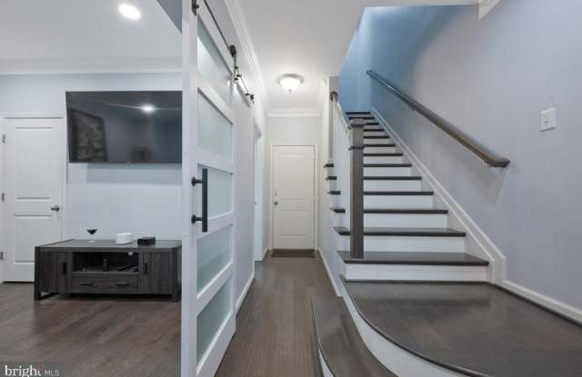 518 HARBORVIEW Drive Gallery 2