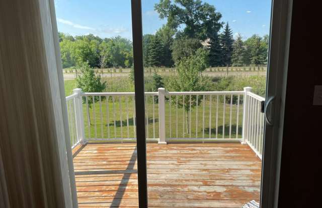 Charming 3BR Townhome in Maple Grove Gallery 4