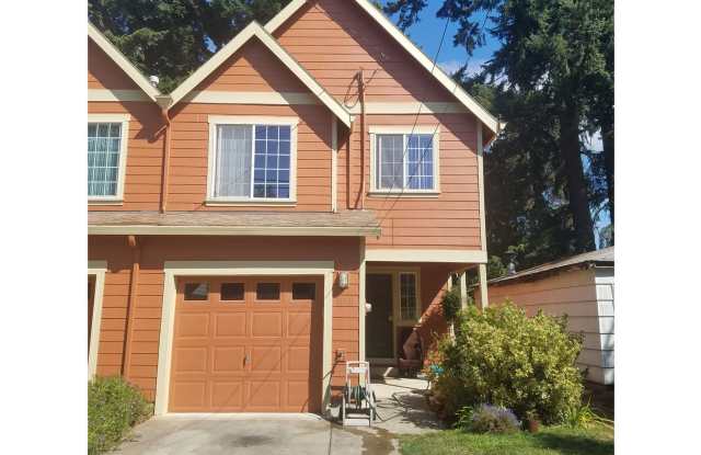 SE Portland 3 bd 2.5 ba Townhome Pet Friendly* with AC, Washer & Dryer, Garage ~ Rockwood Neighborhood! Gallery 1
