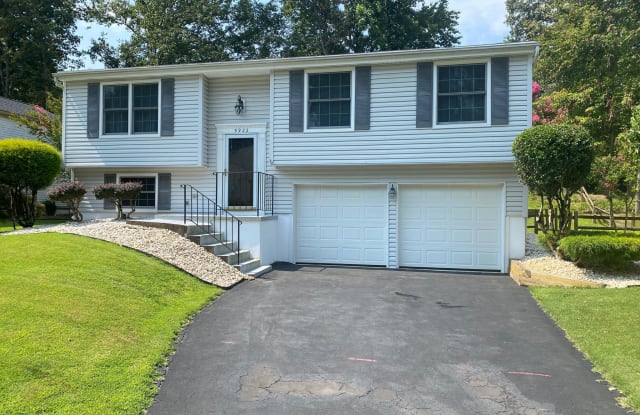 5922 OAK LEATHER DRIVE - 5922 Oak Leather Drive, Burke Centre, VA 22015