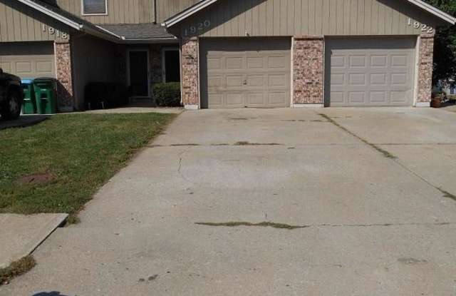 1920 NE Knollbrook St - 1920 Northeast Knollbrook Street, Lee's Summit, MO 64086