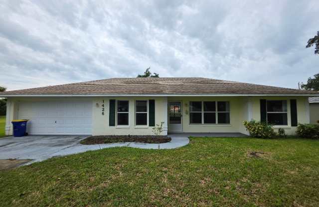 Spacious 3 Bedroom 2 Bath Edgewater Home Gallery 1