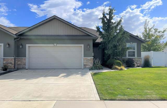 Beautiful 3 Bedroom 2 Bath Duplex. photos photos