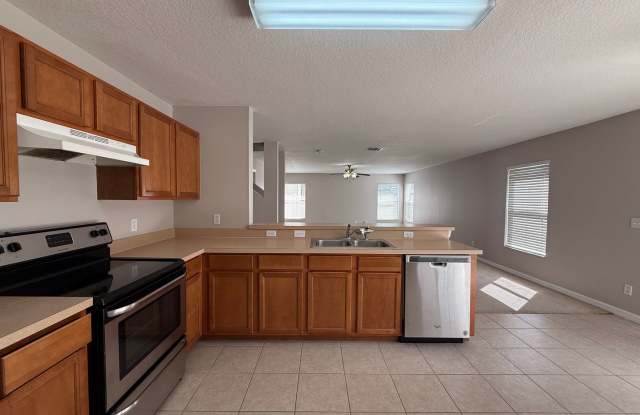Huge 6 Bedroom / 4 Bath Single Family Home For Rent. Gallery 4