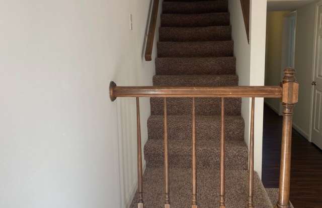3 Bed 2.5 Bath townhouse 5 minutes from Old Forest Rd. Gallery 4