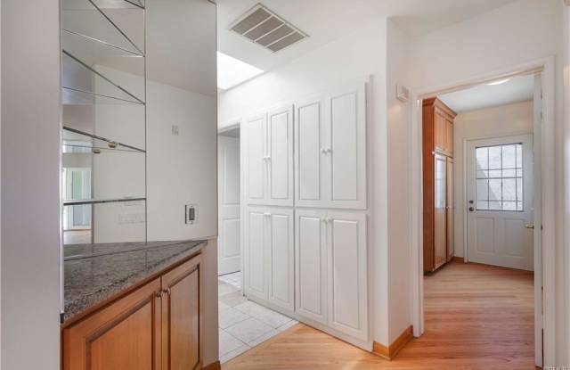 1549 Thompson Avenue photos photos
