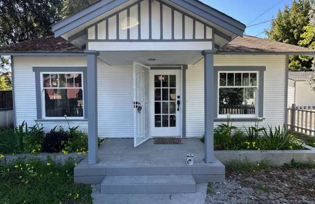 Cozy Santa Cruz Cottage Gallery 1