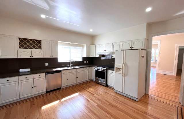 Fully Renovated 3BR+Bonus Room/2BA Single Family Home for Rent in Ivy Hills Gallery 1