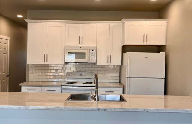 Medford, OR 2 Bedrooms with Both En-Suite Bathrooms, New Construction, $2195.00 a Month Gallery 3