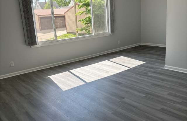 1315 Oakland Road Northeast#4 - 1315 Oakland Road Northeast, Cedar Rapids, IA 52402