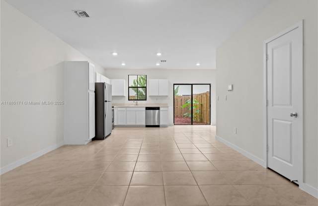433 NE 12th St photos photos