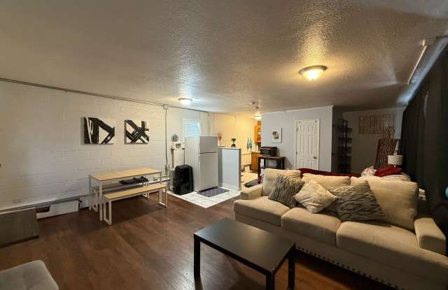 MOVE-IN READY Cozy Studio on South Broadway!! Gallery 4