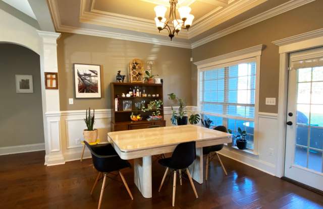 Spacious 4-Bedroom Home with 3-Car Garage, Screened Porch & Fenced Yard in Ivy Gate Gallery 4