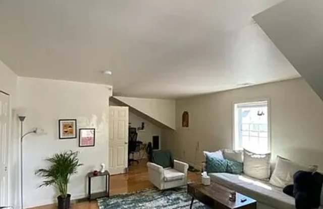 Allston 5-Bed/2.5-Bath Townhouse Avail for 9/1 photos photos Allston 5-Bed/2.5-Bath Townhouse Avail for 9/1 photos photos