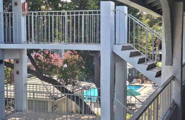 UPDATED AND UPGRADED 1 BR 1 BA CONDO Gallery 4