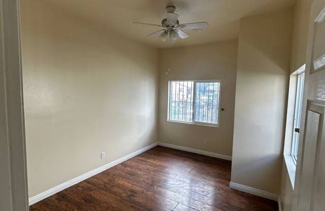 Welcome to 750 E 40th Pl Gallery 3