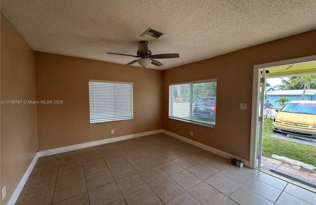 3640 NE 10th Ave photos photos