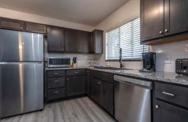 Adorable duplex + Heart of OKC + Close to entertainment + restaurants Gallery 3