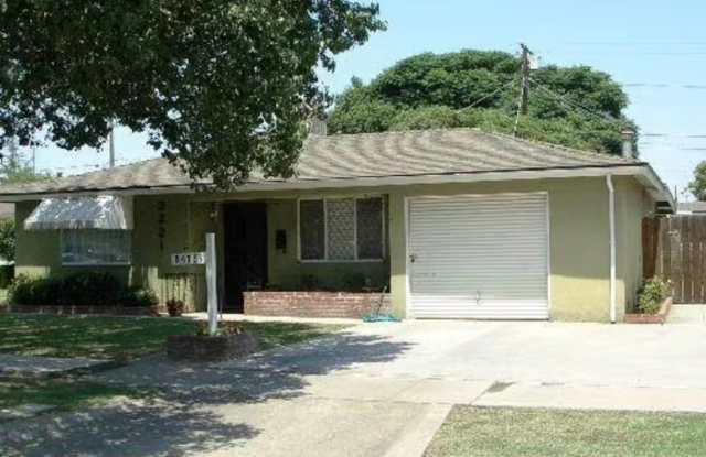 3 Bed · 1 Bath · Huge Yard · Great Central Location! photos photos