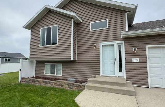 Beautiful Home in NW Mandan for Rent photos photos