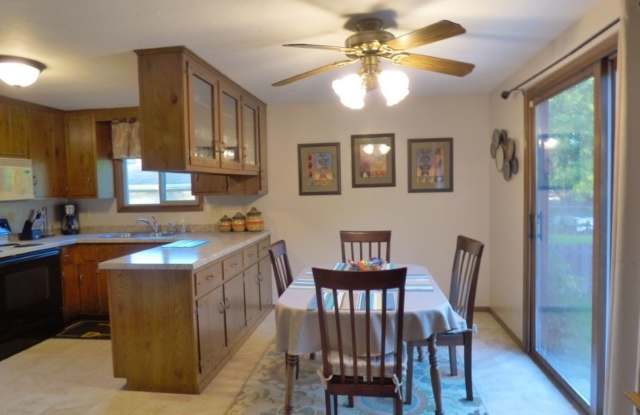 3 Bed 1.5 Bath Duplex w/ 2 Stall Garage Gallery 3