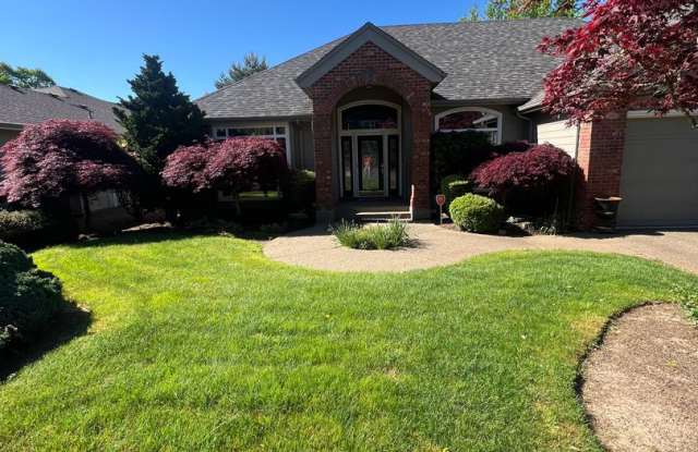 Luxurious Living on the Greens: Stunning 3-Bedroom Rental Home Overlooking Creekside Golf Course Gallery 1