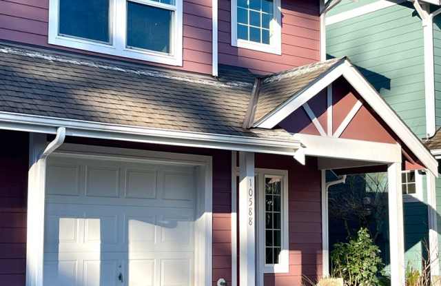 In town Kingston 3 bedroom 2.5 bath...available now - 10588 Northeast Kingston Meadow Circle, Kingston, WA 98346