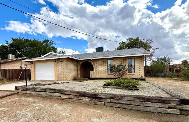Updated 2 Bedroom Home Near Hualapai School – Open Floor Plan & Fenced Backyard! Gallery 1