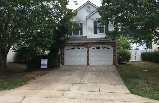 3 BEDROOM SINGLE FAMILY HOME-2 1/2 bath~2 car garage~ fenced back yard~Gas fireplace - 5512 Sorrell Crossing Drive, Raleigh, NC 27617