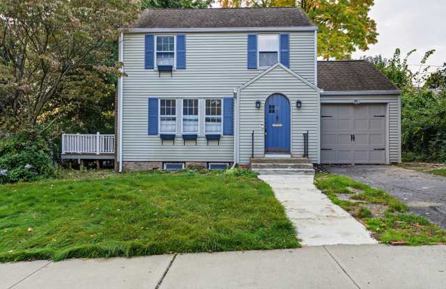 Charming Updated 3 Bed, 1.5 Bath House for Rent in Holyoke! Gallery 1