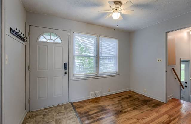 2 Bedroom Benson Charmer!! Gallery 4