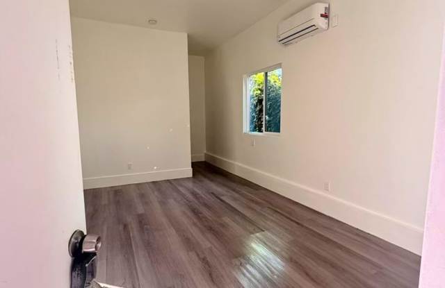 Private Studio Home in Lake Balboa photos photos