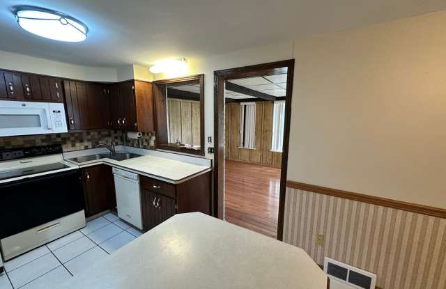 Homestead / Munhall - 2+ BR Single Family Home, AC, Garage, Yard, Bonus! photos photos