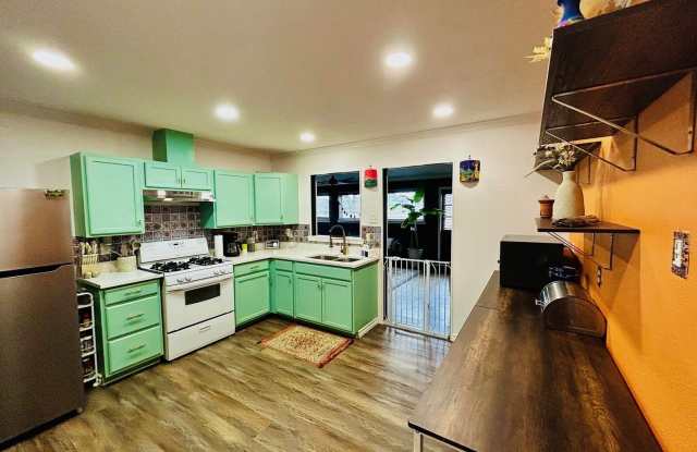 Charming 3 Bedrooms 2 Bathrooms House near I-37 and Downtown Gallery 3