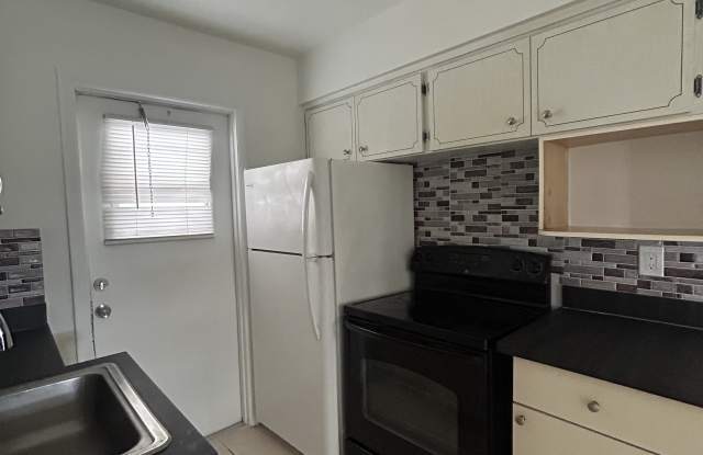 1921 Sw 69th Ave - 1921 Southwest 69th Avenue, Pembroke Pines, FL 33023