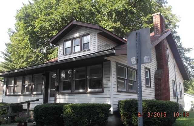 Available August! 4/5BR, 2BA Campus and Bryan Park! - 904 South Lincoln Street, Bloomington, IN 47401 Available August! 4/5BR, 2BA Campus and Bryan Park! - 904 South Lincoln Street, Bloomington, IN 47401