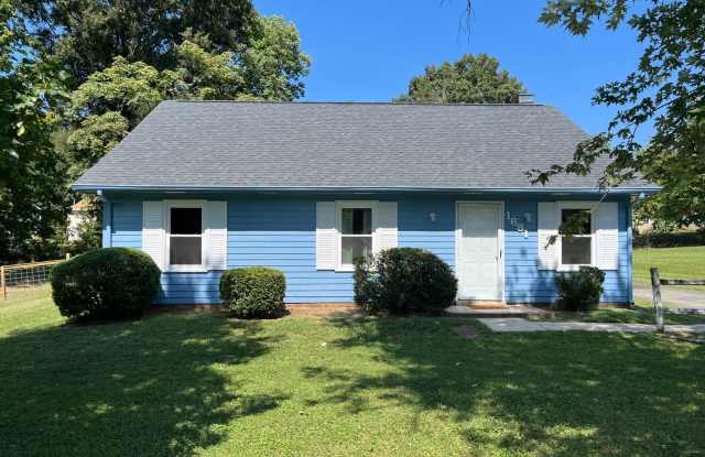Charming 3 Bedroom, 1.5 Bathroom Home Gallery 1