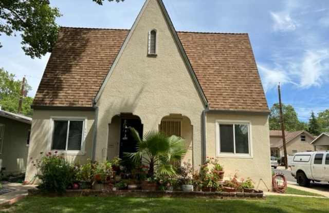 Beautiful Land Park Duplex Gallery 1
