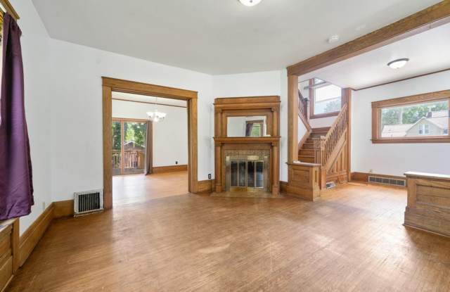513 W 22nd St - Cedar Falls - 513 West 22nd Street, Cedar Falls, IA 50613