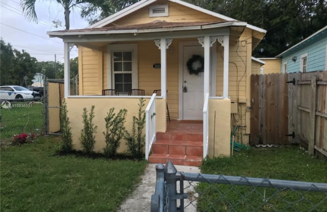 3589 Franklin Ave - 3589 Franklin Avenue, Miami, FL 33133