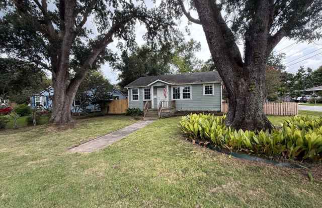 Must See this 3/2 Cottage Home 3712 Hyacinth Ave. Near LSU Lakes Gallery 1