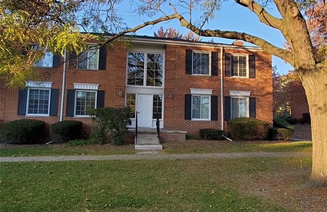 758 E FOX HILLS Drive - 758 E Fox Hills Dr, Oakland County, MI 48304