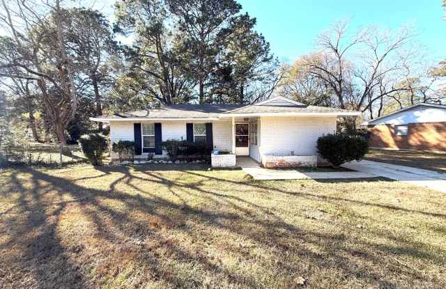 ** 3 Bed 2 Bath located off Woodley road ** Call 334-366-9198 to schedule a self tour - 3946 Matterhorn Street, Montgomery, AL 36116
