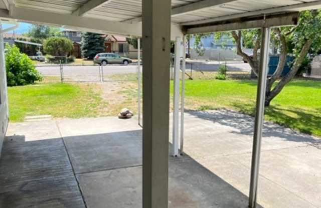 Centrally Located 2 Bed With Washer/Dryer Hookups photos photos