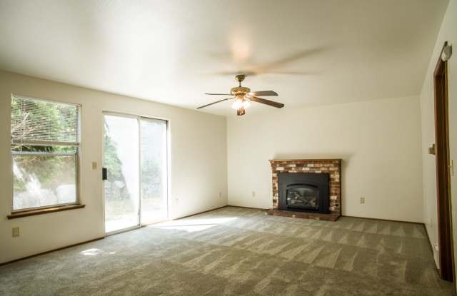 4 Bed/2.5 Bath Nearly 2000 SqFt, Gas Fireplace, RV Parking Gallery 3