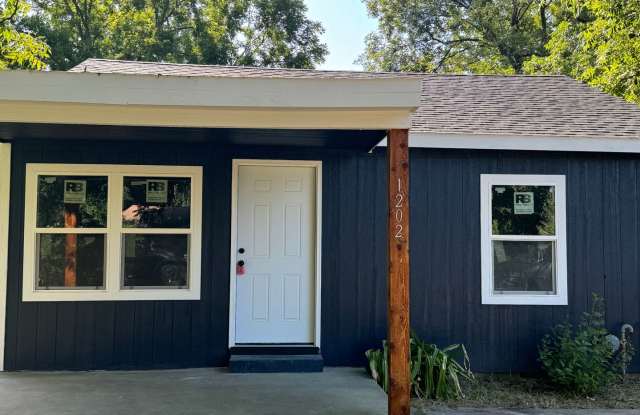 4 Bedroom 2 Bath With Large Yard photos photos