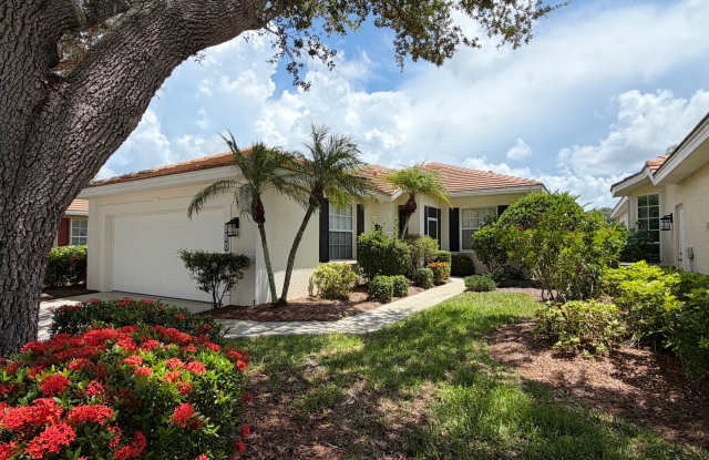 Lakefront Home, Private Hot Tub & Hassle-Free Living! Gallery 1